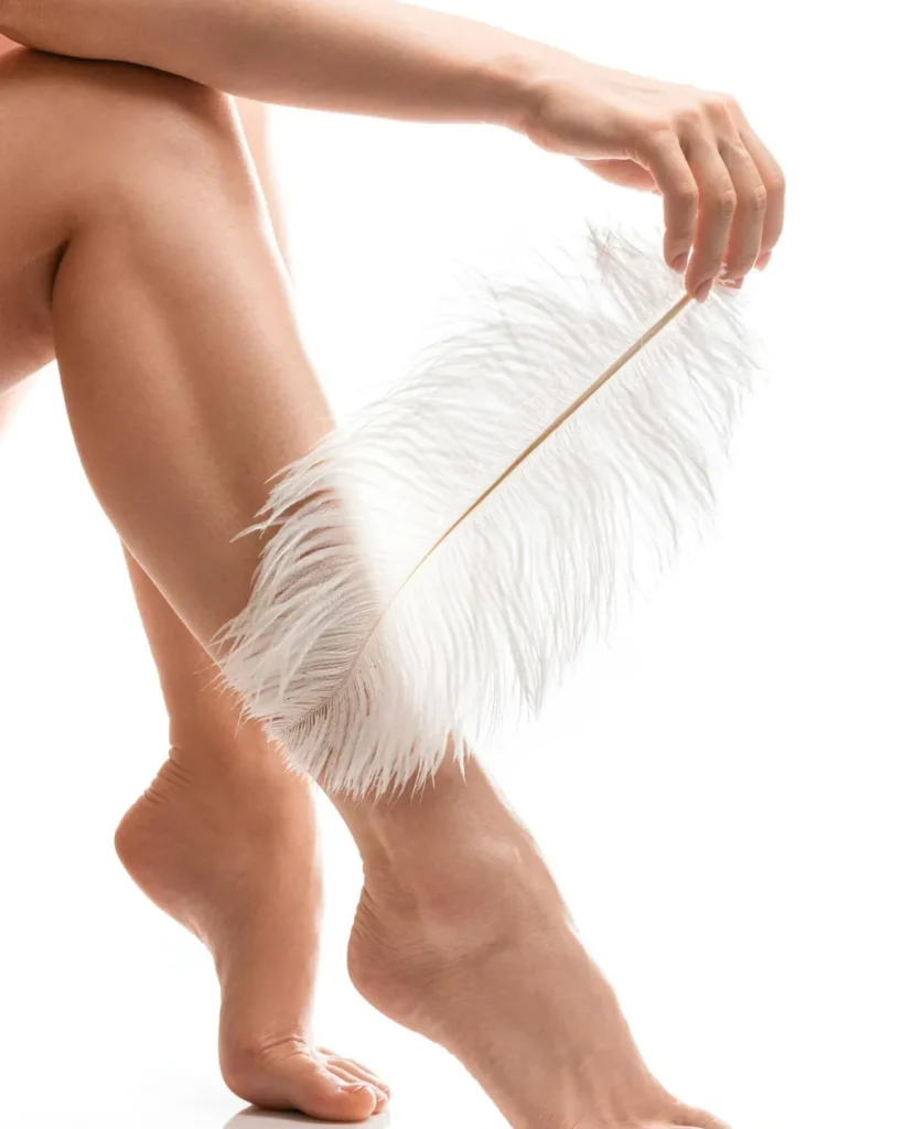 wydepilowane nogi i bałe piórko